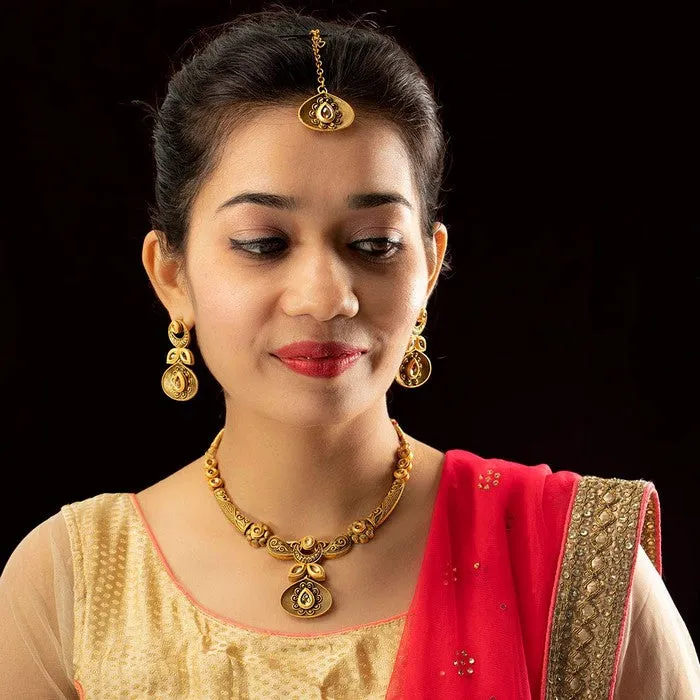 Alloy Choker Necklace Set with Earrings and Maang Tikka in Gold