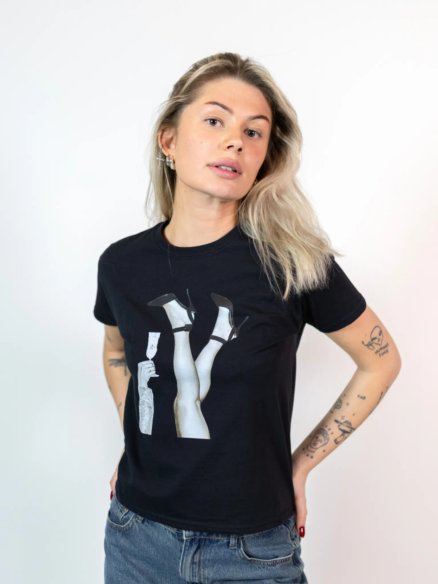 CHAMPAGNE, BABY TEE - SVART